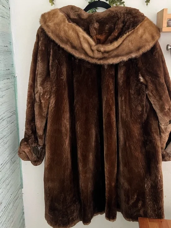 Real Fur Luxurious Vintage Fur Coat – Classic & Elegant - Picture 4 of 15